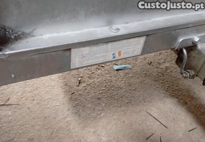 Reboque atrelado com basculante