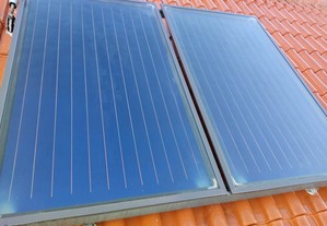 Painéis solares para água quente da marca Riello (Italianos) Têm cada um 2.10x1.25