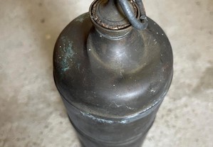 Antiga botija térmica para água quente