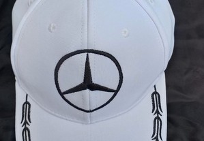 Boné de pala curva com logotipo da Mercedes