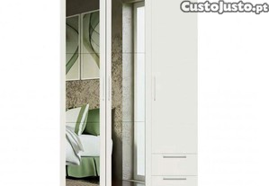 guarda fato novo com espelho