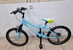 Bicicleta de menina roda 20 marca berg com suspensão frontal e velocidades