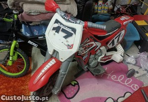 Mota criana com rodas de apoio