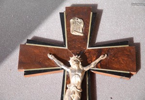 Crucifixo grande em madeira 2 cores e latão 35 cm