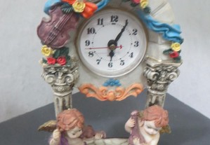 Relógio Antigo, base relógio em osso e anjos em porcelana, adornado a toda a volta - Altura 23 cm