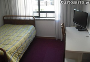 Excelente quarto a 1minuto do Politecnico.