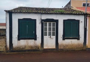 Moradia por recuperar, na Vila de São Sebastião