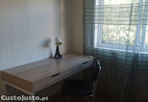 Quarto Rapariga Estudante