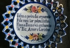 Bonito e antigo prato falante azul vazado em loiça de Alcobaça "B"
