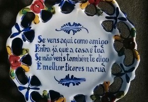 Bonito e antigo prato falante azul vazado em loiça de Alcobaça "C"