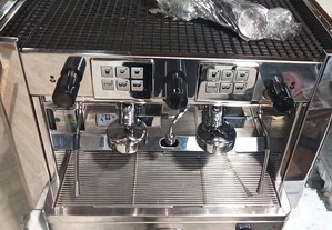 Máquina de café c/ 2 manípulos - USADA