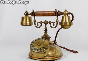 Telefone em madeira pintado � m�o a verde e dourado