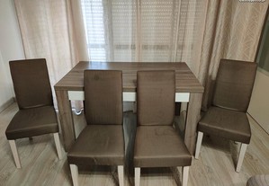 Conjunto de Mesa Extensível e 4 Cadeiras