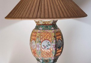 Candeeiro antigo em porcelana chinesa e abajur em tecido