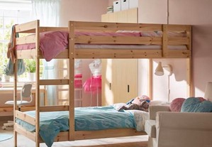Beliche (2 camas) em pinho de madeira maciça tratada, com dimensões 90x200 cm