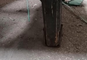 carrinho de mão de madeira antigo
