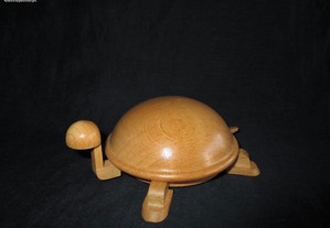 Tartaruga em madeira clara