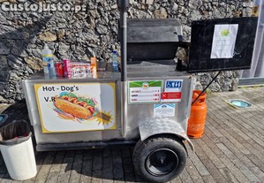 Carrinho de cachorros quentes e hamb�rgueres.