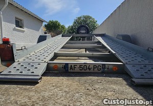 Atrelado porta carros basculante