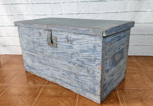Arca antiga em madeira maciça cor azul
