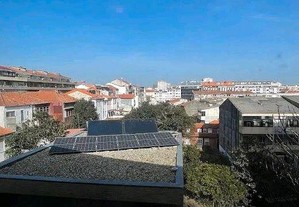 Moradia renovada no Bonfim Porto