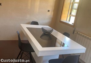 Mesa de jantar e cadeiras