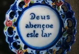 Antigo prato falante azul vazado em loiça de Alcobaça "A"