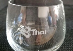 Copinho em vidro com a gravação da Companhia Aérea Tailandesa Thai