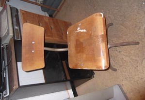 cadeira antiga de madeira e ferro