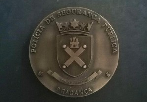 Medalha medalhão em metal com gravação da Polícia de Segurança Pública  Bragança   50 mm