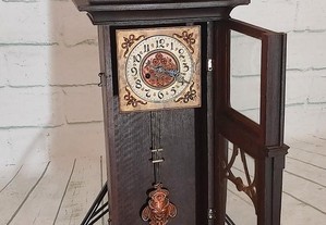 Relógio mecânico antigo de pendurar art nouveau