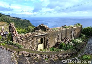 Runa com vista deslumbrante para o mar   Ilha das Flores