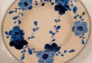 Prato sopeiro em faiança Sacavém, flores azuis