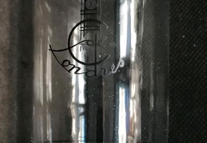 Copo antigo em vidro com a publicidade do Café Londres