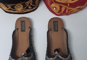 Chapéus muçulmanos e sandálias