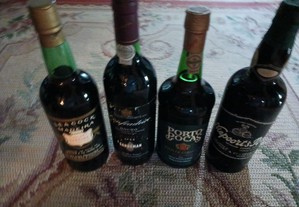 Quatro garrafas de Vinhos