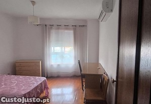 Quarto para rapaz estudante