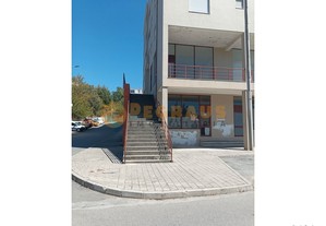 Loja de Três Frentes com Alpendre no Edifício Vilalva em Vila Real