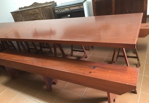Mesa madeira 215x95cm com 3 apoios desmontáveis e 2 bancos corridos em óptimo estado (novo)