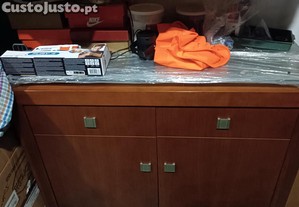 Sapataria em madeira com vidro