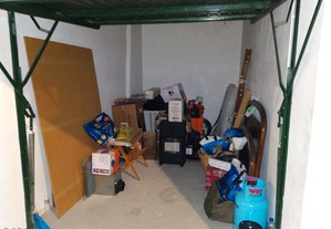 Pequeno garagem em Coimbra, Loreto.