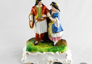 Grupo escultórico de Casal em Porcelana Europeia