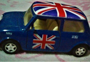 Tenho miniatura de mini, em ferro azul, com a bandeira da Inglaterra.