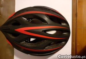 Capacete comprado novo, nunca tendo sido usado, cujo tamanho  o L  ( 59cm   61cm ).