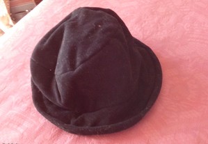 Chapéu preto enrugado