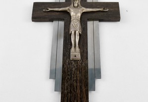 Cruz com Cristo crucificado em madeira de jacarandá e metal prateado