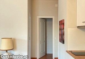 Quarto com sala de estar, kitchenette e WC privativos, inserido em moradia no centro da cidade.