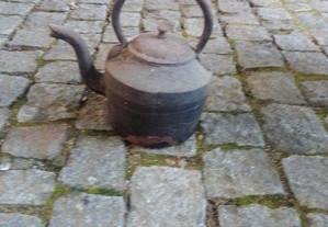 Antiga cafeteira em ferro fundido