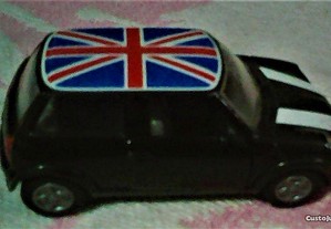 Tenho miniatura de mini, em ferro preto, com a bandeira da Inglaterra.