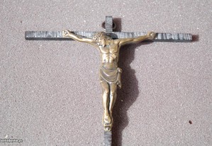 Crucifixo em latão numa cruz em ferro estriado